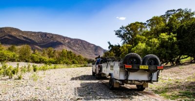 campatraler-towing-in-the -bush